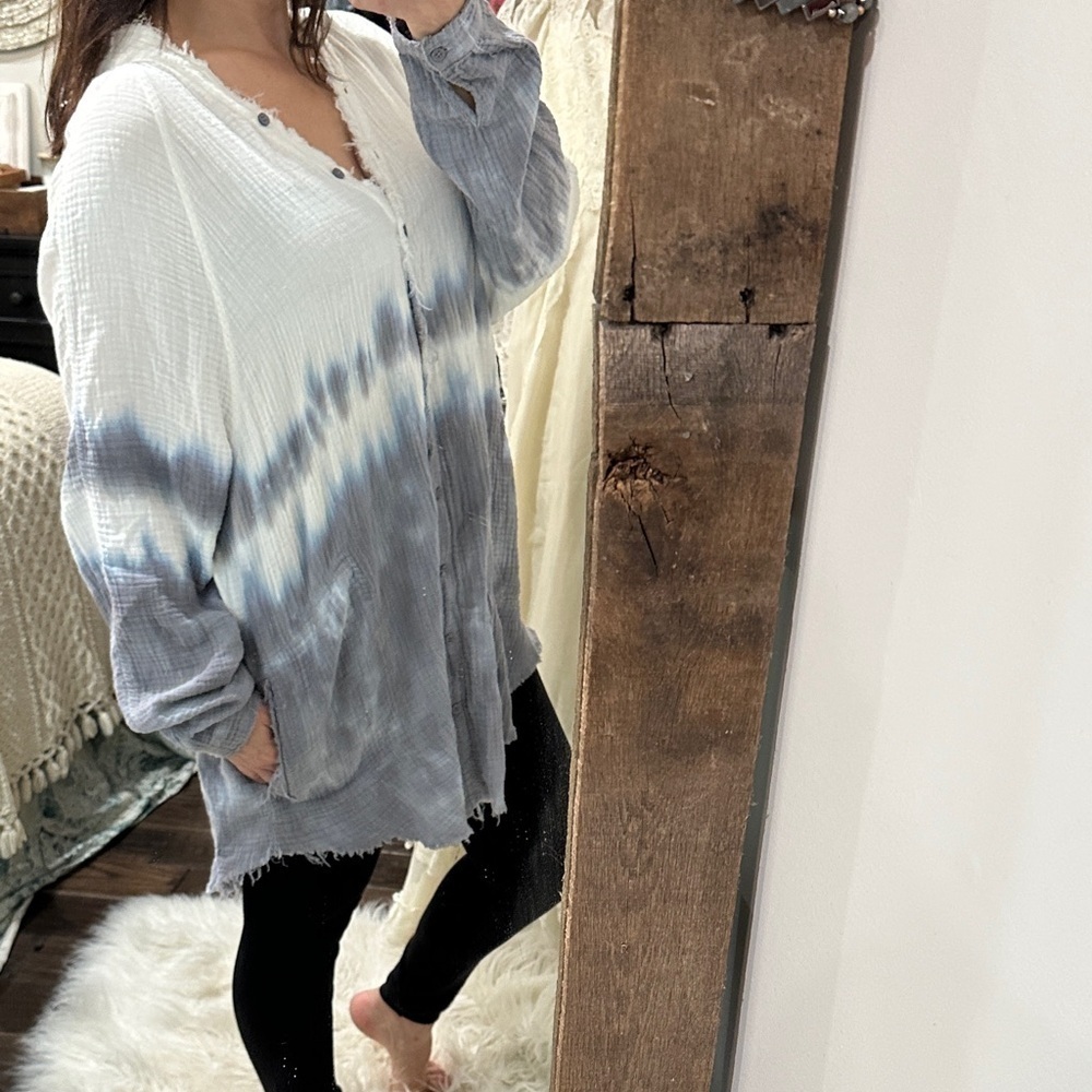 FANTASTIC FAWN Women's Blue & White ombré Button-Up Top size medium oversized w